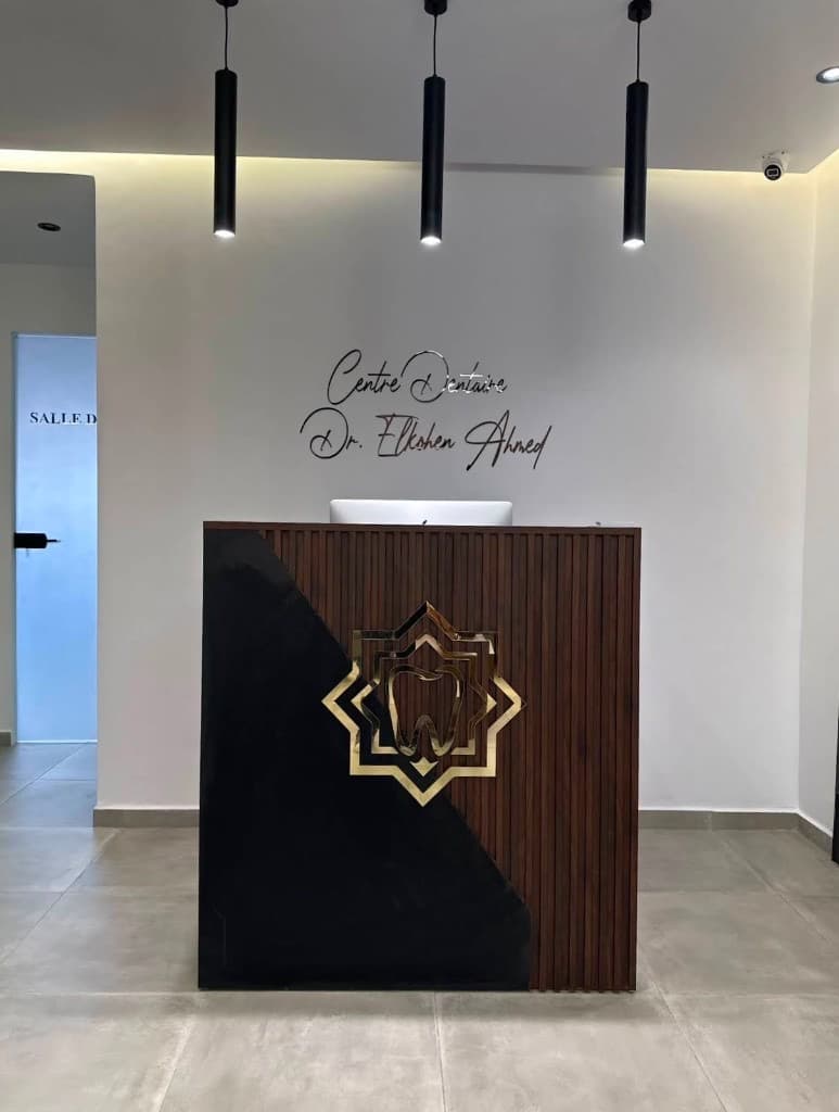 Accueil du cabinet avec logo doré mural